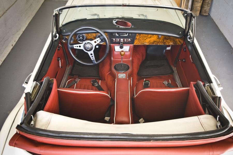 Интерьер Austin-Healey 3000 (Mk III) 1966 года  (фото 4 из 11)